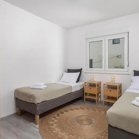 Hendrix Apartment *