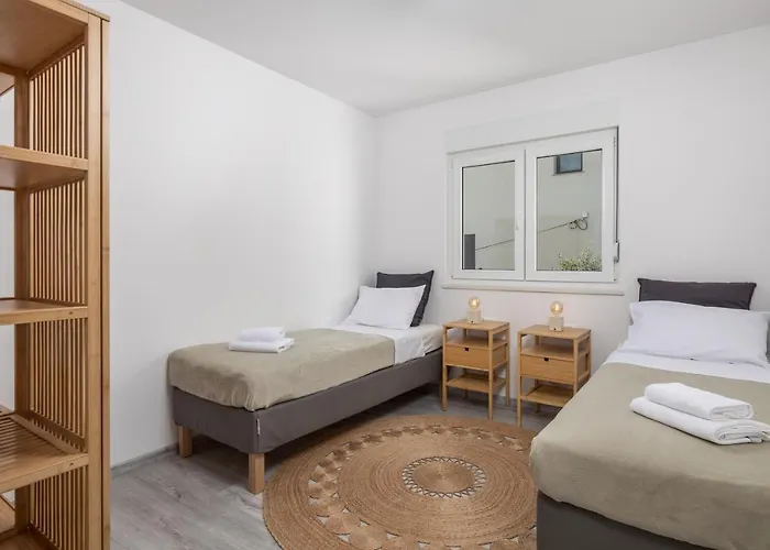 Hendrix Apartment *